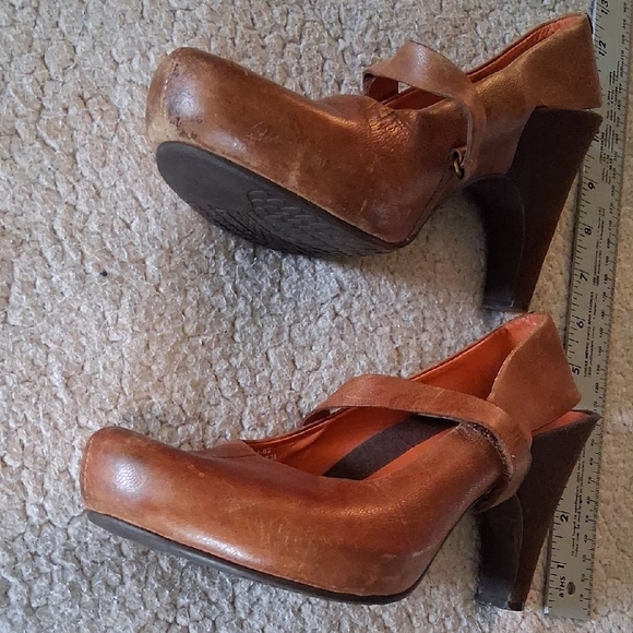Tsubo Tan Women's Heels - Picture 7 of 9